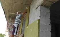 Как утеплить прочно и надежно дом из арболита снаружи